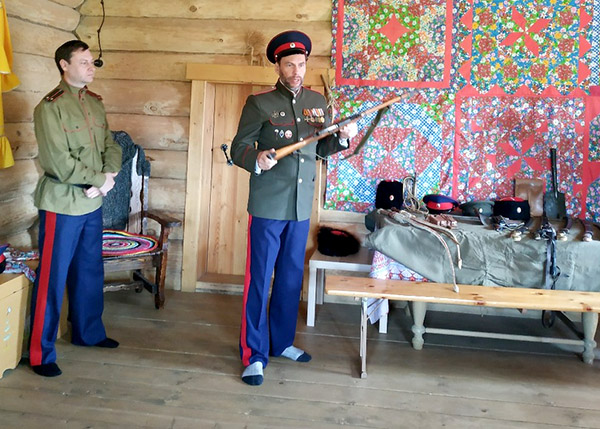 Показательные выступления по фланкировке казачьей шашкой и мастерство владения оружием вы сможете сами попробовать поработать шашкой, пострелять из винтовки и лука
