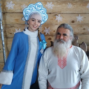 Дед Мороз хорошим манерам научит и кашей из настоящей русской печи накормит
