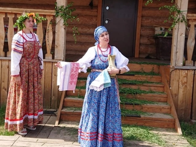 Вместе будем песни петь, да косы березке заплетать! Проведём старинный обряд под названием «Кумление», 
									и конечно же, угостимся вкусными традиционными пирогами да напитками!